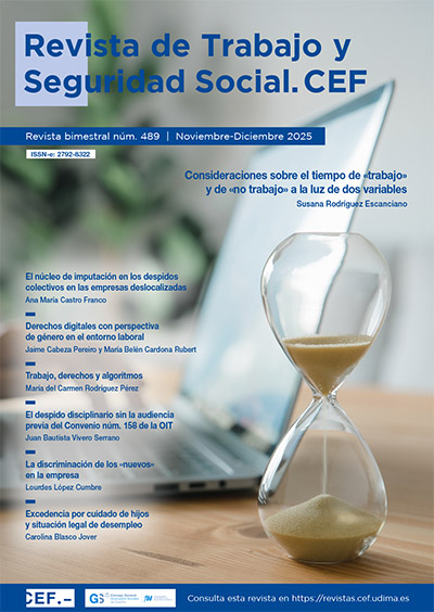 Reloj de arena sobre escritorio y portátil al fondo