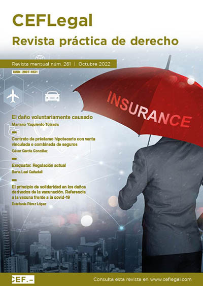 Un hombre con un paraguas rojo en el que pone insurance